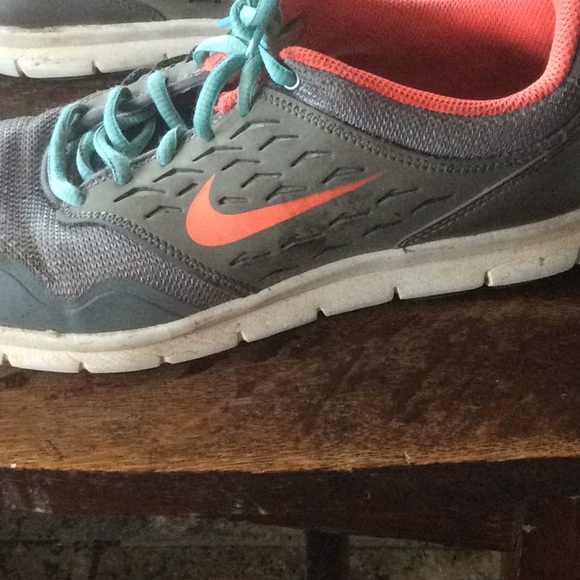 Pink, Blue and Grey Nike women’s running shoes. - Picture 4 of 7